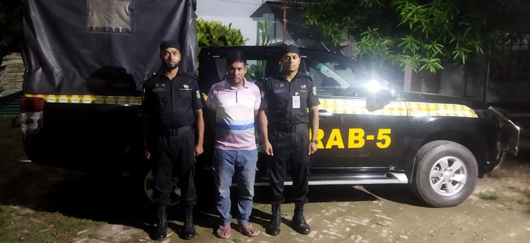 চাঁপাইনবাবঞ্জে র‌্যাবের হাতে গাঁজাসহ যুবক গ্রেপ্তার